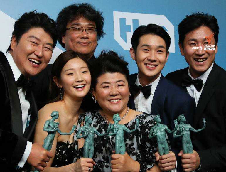 นักแสดงจากภาพยนตร์ Parasite (จากซ้ายไปขวา) ซงคังโฮ, โชยอจอง, ผู้กำกับบงจุนโฮ, ลีจุงอึน, ชเวอูชิก และลีซอนคยุน โพสท่าพร้อมกับถ้วยรางวัลการแสดงดีเด่น ระหว่างงานประกาศรางวัล Screen Actors Guild Awards ประจำปีครั้งที่ 26