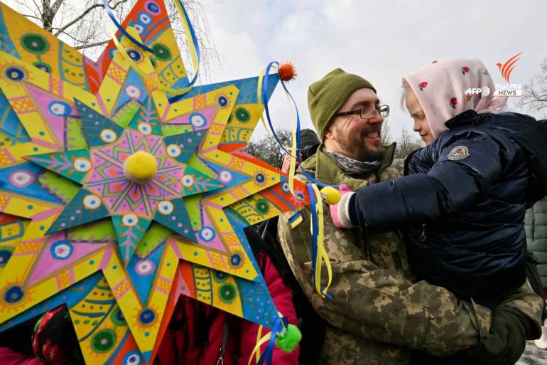 ทหารยูเครนร่วมฉลองเทศกาลคริสต์มาสท่ามกลางบรรยากาศสงคราม