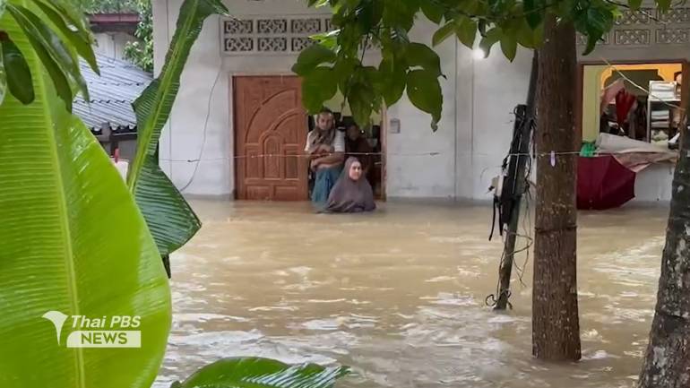 ชาวบ้านใน จ.นราธิวาส-ยะลา ได้รับความเดือดร้อนหลายหมื่นคน หลังฝนตกหนักติดต่อกันหลายวัน ทำให้น้ำท่วมบ้านเรือนและถนนหลายสาย