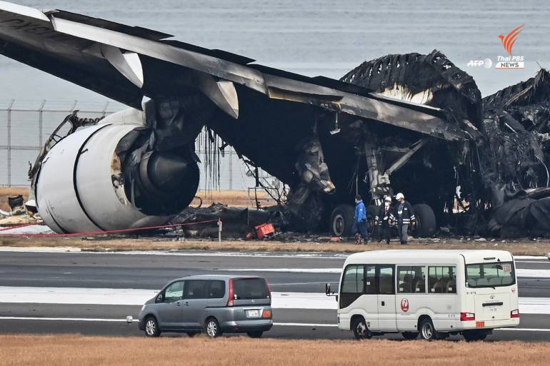 เจ้าหน้าที่ตรวจสอบซากเครื่องบินของสายการบินเจแปน แอร์ไลน์ (JAL) ที่ถูกไฟไหม้ในสนามบินฮาเนดะ