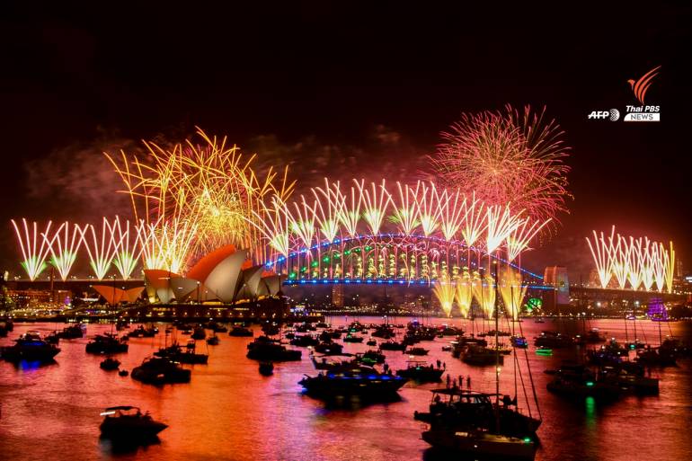 การแสดงแสงสีเสียงที่ Sydney Harbour Bridge และดอกไม้ไฟจาก Sydney Opera House ประเทศออสเตรเลีย