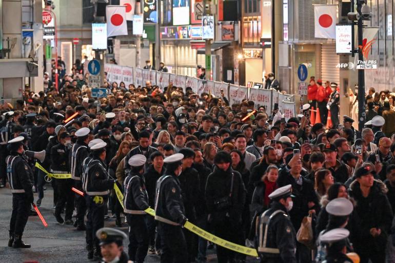 ผู้คนจำนวนมากที่แยกชิบุยะ ใจกลางกรุงโตเกียวของญี่ปุ่น ในคืนวันส่งท้ายปีเก่าต้อนรับปีใหม่ ท่ามกลางการรักษาความปลอดภัยของตำรวจ