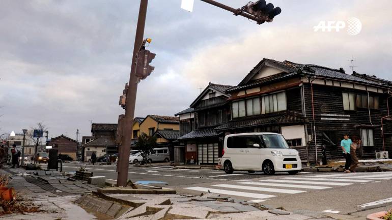 สำนักข่าว AFP เปิดภาพความเสียหายของบ้านเรือน ถนนหนทางที่เกิดรอยแยกตลอดแนวถนนในเมืองวาจิมะ จังหวัดอิชิคาวะ ญี่ปุ่น