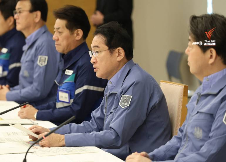 ฟูมิโอะ คิชิดะ นายกรัฐมนตรีของญี่ปุ่น (กลาง) สรุปความคืบหน้าภารกิจช่วยผู้ประสบภัยแผ่นดินไหว