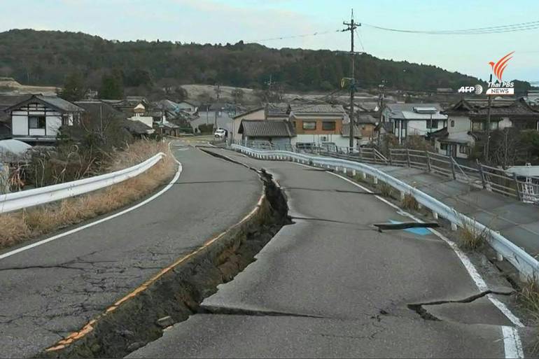 รอยแตกบนถนนในเมืองนานาโอะ จ.อิชิคาวะ หลังเกิดแผ่นดินไหวขนาด 7.6