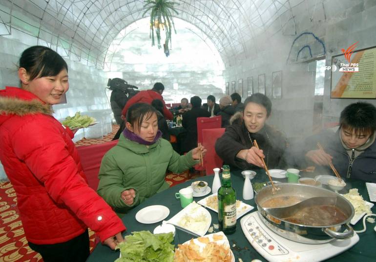 ภาพประกอบ ชาวจีนร่วมกินหม้อไฟในฤดูหนาว
