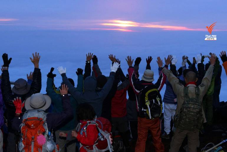 นักท่องเที่ยวแห่ขึ้นฟูจิปีละ 200,000 คนบนยอดเขาสูง 3,776 เมตรเพื่อสัมผัสแสงแรก