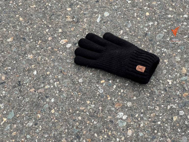 ถุงมือของนักท่องเที่ยวที่หล่นในหมู่บ้านมรดกโลกชิราคาวาโกะ กลายเป็นขยะอย่างไม่ตั้งใจ