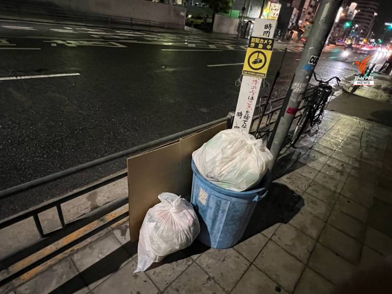 จุดทิ้งขยะในเมืองโอซาก้า ซึ่งแต่ละวันจุดทิ้งขยะตามวัน และแต่ละประเภท มีกล้องวจรปิด