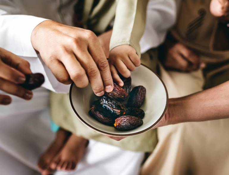 อาหารชนิดแรกที่อิสลามิกชนต้องรับประทานหลังจากถือศีลอดมา ทั้งวัน คือ อินทผลัม