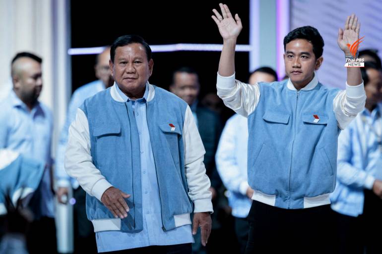 ผู้สมัครชิงตำแหน่งประธานาธิบดีและรัฐมนตรีกลาโหมของอินโดนีเซีย ปราโบโว ซูเบียนโต (ซ้าย) และผู้สมัครรองประธานาธิบดี กิบราน รากาบูมิง รากา