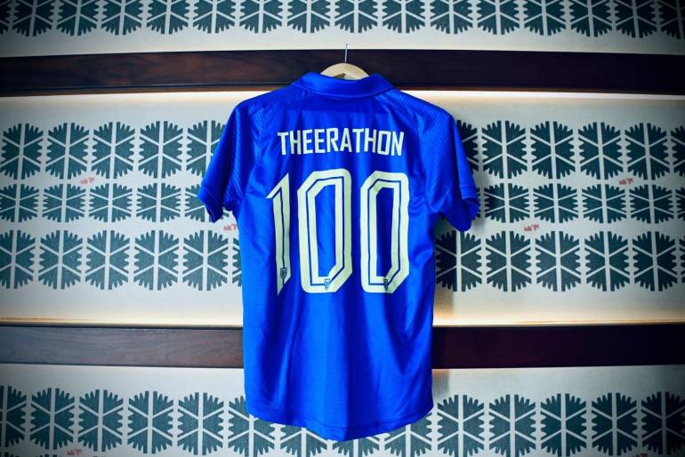 เสื้อทีมชาติไทย 100 นัด  ของ ธีราทร บุญมาทัน ภาพ : ฟุตบอลทีมชาติไทย 