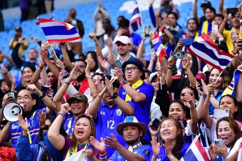 ภาพกองเชียร์ช้างศึกเกม อุซเบกิสถาน พบ ทีมชาติไทย รอบ 16 ทีมสุดท้าย เอเชียน คัพ 2023