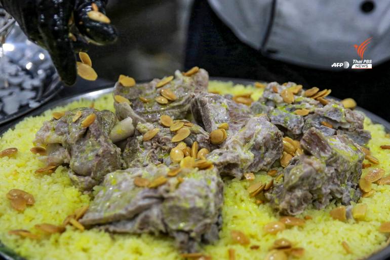 มันซัฟ ซึ่งเป็นหนึ่งในอาหารประจำชาติ จอร์แดน ซึ่งได้รับอิทธิพลมาจากชาวเบดูอิน 