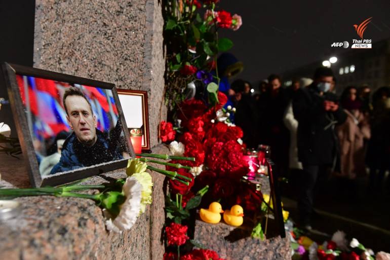 ประชาชนวางดอกไม้ไว้อาลัย Alexei Navalny แกนนำฝ่ายค้านรัสเซีย