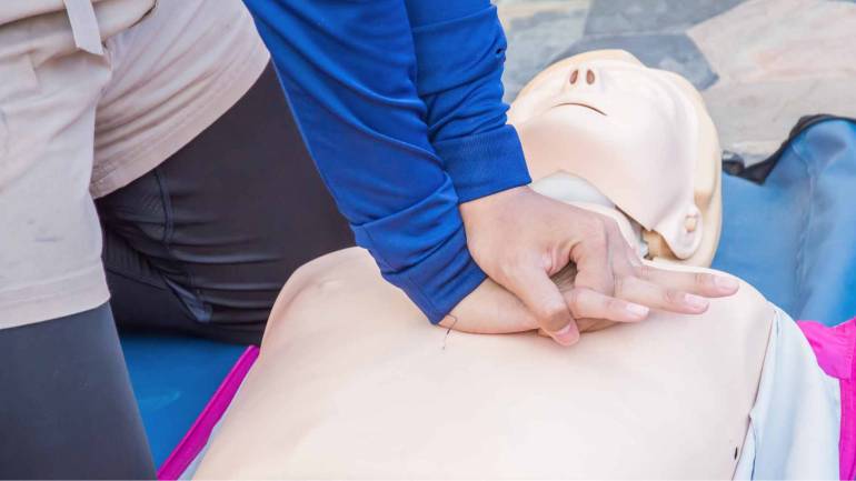 ภาพประกอบข่าว : การวางมือเพื่อทำ CPR ผู้ใหญ่