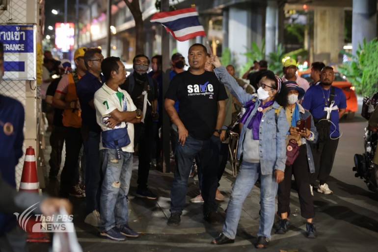 กลุ่มเครือข่ายนักศึกษาประชาชนปฏิรูปประเทศไทย (คปท.) ร่วมสังเกตการณ์ที่ รพ.ตำรวจ