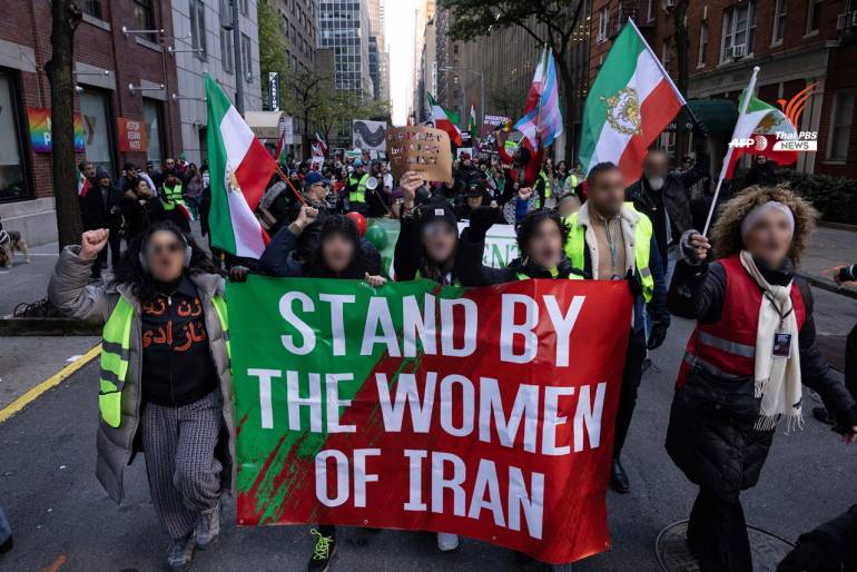 เหตุการณ์วันที่ 19 พ.ย.65 ผู้ประท้วงในนิวยอร์กเรียกร้องให้ UN ต่อต้านการปฏิบัติต่อสตรีในอิหร่าน หลังการเสียชีวิตของมาห์ซา อามินี 