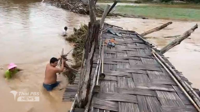 ชาวบ้านช่วยกันนำซากดิน เศษไม้ ขยะ ออกจากสะพาน