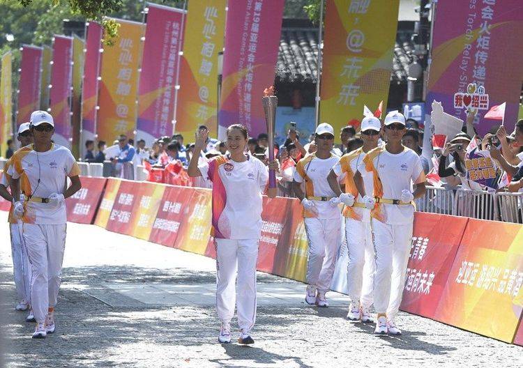 การวิ่งคบเพลิงในจีน สัญลักษณ์การเริ่มต้นกีฬาเอเชียนเกมส์
