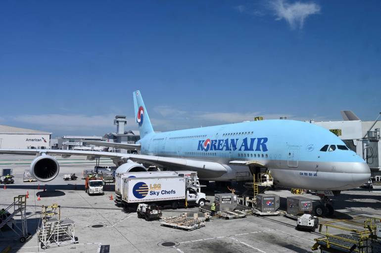 สายการบิน Korean Air ขณะกำลังลำเลียงกระเป๋าเข้าห้องบรรทุกสัมภาระ