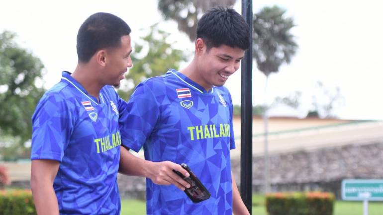 เจ็ต ชยพิพัฒน์ สุพรรณเภสัช (คนด้านซ้าย) ห้องเครื่องจากท่าเรือ ได้รับโอกาสพิสูจน์ตัวเองในศึกเอเชียนเกมส์ ครั้งนี้ ภาพ : ฟุตบอลทีมชาติไทย  