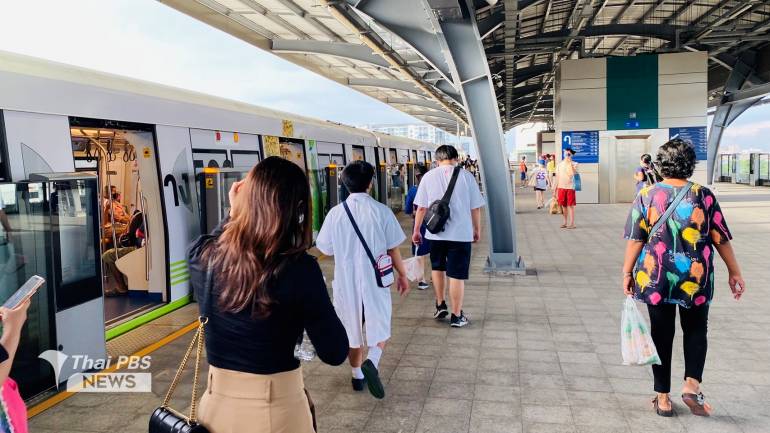 ประชาชนใช้บริการรถไฟฟ้าสายสีเขียว บริเวณสถานีวัดพระศรีมหาธาตุ 