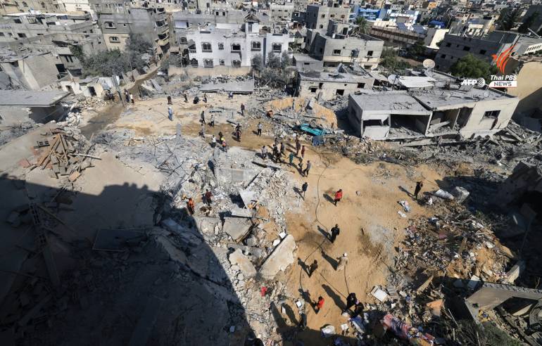 ซากปรักหักพังของอาคารที่ถล่มหลังการโจมตีของอิสราเอล ในเมืองคาน ยูนิส ทางตอนใต้ของฉนวนกาซา