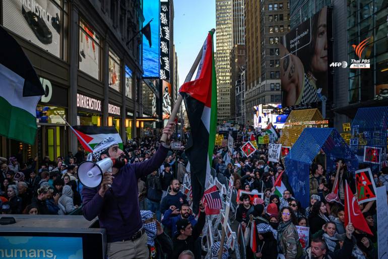ผู้คนออกมาแสดงการสนับสนุนชาวปาเลสไตน์ในนครนิวยอร์ก