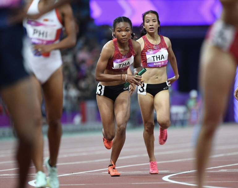 ทีมผลัด 4x400 เมตร หญิง ชาย ทีมชาติไทย เข้าเส้นชัยอันดับที่ 6 ด้วยสถิติ 3:50.44 นาที ภาพ : สมาคมกรีฑาฯ 