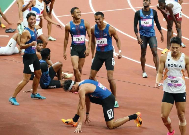 ทีมวิ่งผลัด 4 *100 ม.ชาย  วิ่งเข้าเส้นชัยลำดับที่ 4 ทำลายสถิติประเทศไทย 3.04.23 นาที แม้จะไม่ได้เหรียญมาครอง  ภาพ : สมาคมกรีฑาฯ 