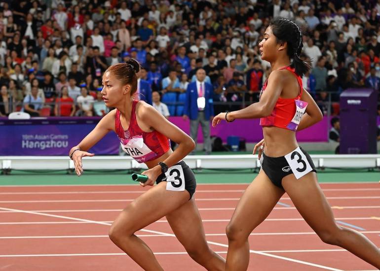 ทีมผลัด 4x400 เมตร หญิง ชาย ทีมชาติไทย เข้าเส้นชัยอันดับที่ 6 ด้วยสถิติ 3:50.44 นาที ภาพ : สมาคมกรีฑาฯ 