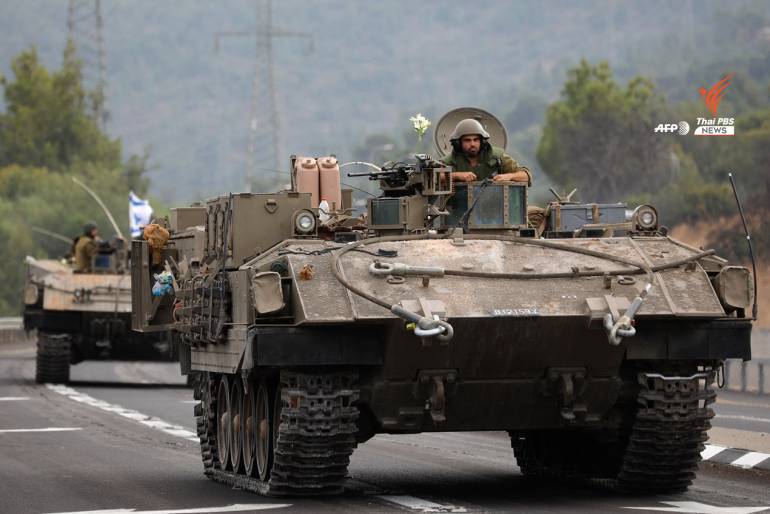 ทหารอิสราเอลในรถหุ้มเกราะขับรถไปตามถนนใกล้กับเมือง Kiryat Shmona ทางตอนเหนือใกล้กับชายแดนเลบานอน