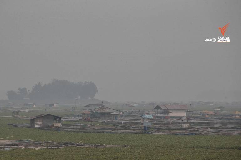 ฝุ่นควันจากไฟป่าลอยปกคลุมหมู่บ้านในอินโดนีเซีย