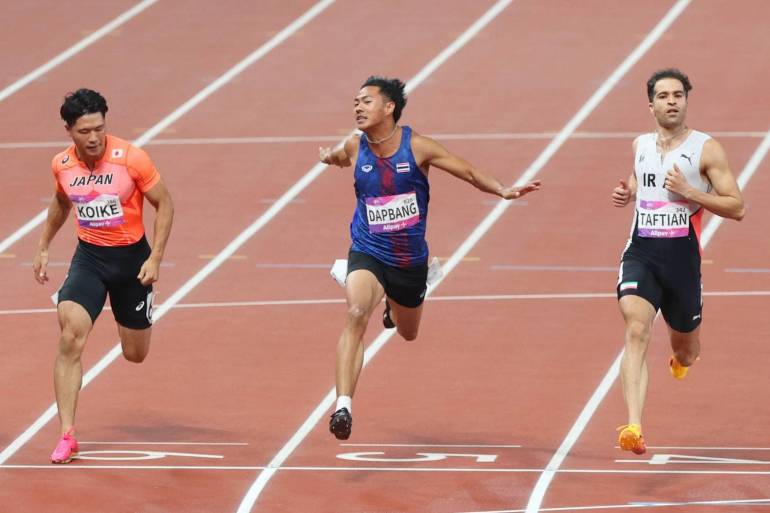 ต้า สรอรรถ ดาบบัง วิ่งเข้าเส้นชัยด้วยเวลา 10.16 วินาที ผ่านเข้าสู่รอบชิงชนะเลิศ การแข่งขันกรีฑา 100 ม.ชาย ภาพ : National Olympic Committee of Thailand 