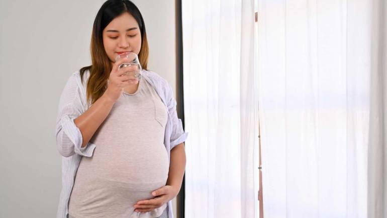 ภาพประกอบข่าว : หญิงตั้งครรภ์ดื่มน้ำผสมกลูโคสเพื่อวัดระดับน้ำตาลในเลือด