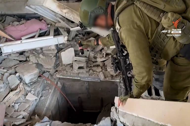 ภาพจากวิดีโอที่แจกโดยกองทัพอิสราเอล เมื่อวันที่ 3 พ.ย.2023 ทหารอิสราเอลตรวจสอบสิ่งที่ระบุว่าเป็นทางเข้าอุโมงค์ที่กลุ่มฮามาสใช้ในฉนวนกาซา 