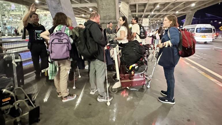 คณะนักท่องเที่ยวผู้พิการทางการมองเห็น (ตาบอด) จากอังกฤษ 7 คน จากสโลวีเนีย 2 คน และสหรัฐฯ 1คน เดินทางมาทัวร์ประเทศไทย จากเหนือจรดใต้ เป็นเวลา 10 วัน