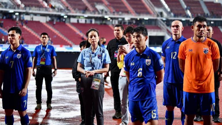 มาดามแป้ง นวลพรรณ ล่ำซำ ผู้จัดการฟุตบอลทีมชาติไทย นำลูกทีมขอบคุณแฟนบอลชาวไทย ภาพ : ฟุตบอลทีมชาติไทย  
