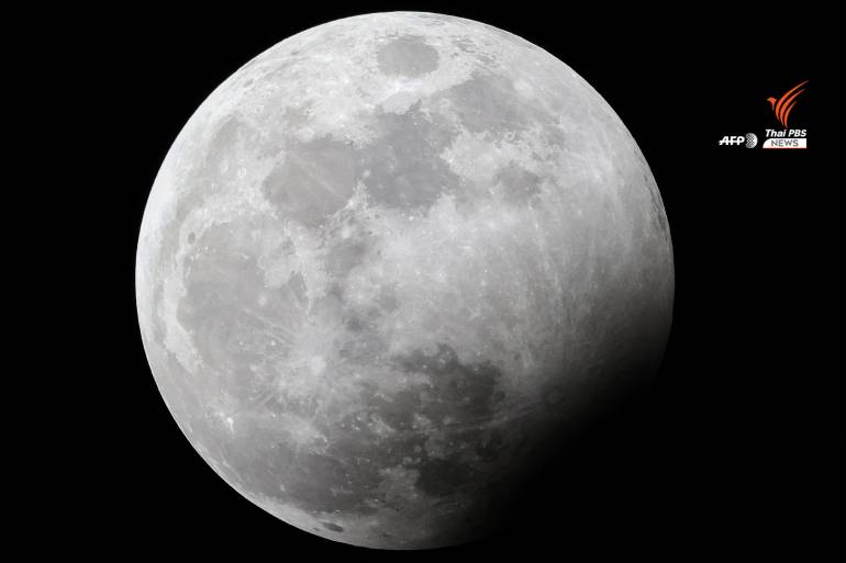 “พระจันทร์เต็มดวง” ระหว่างเกิดจันทรุปราคาบางส่วนเหนือคูเวตซิตี 