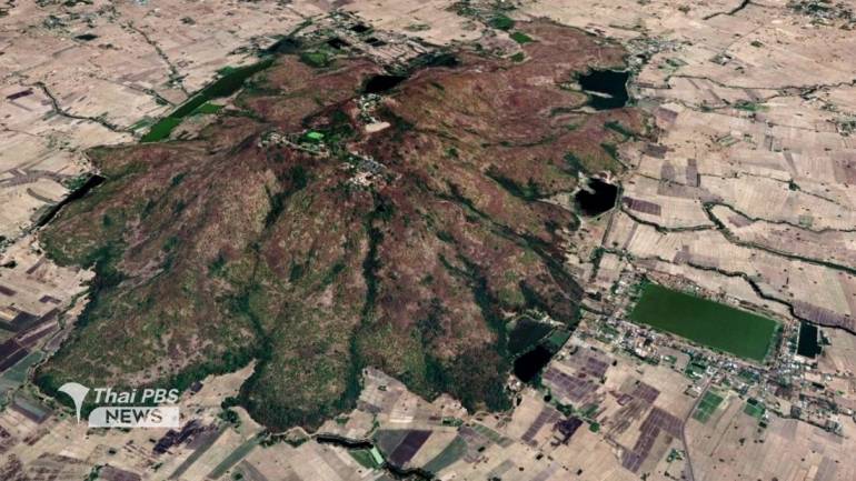 ภาพถ่ายดาวเทียมจาก Google Earth แสดงภูมิลักษณ์ของเขาพนมรุ้ง ซึ่งเป็นภูเขาไฟลูกโดดกลางที่ราบใน อ.เฉลิมพระเกียรติ จ.บุรีรัมย์