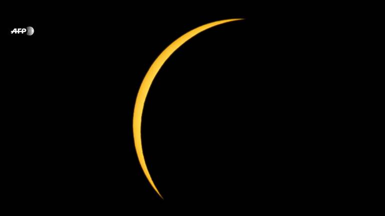 ดวงจันทร์เริ่มคราสดวงอาทิตย์ในช่วงสุริยุปราคาเต็มดวงในเมืองมาซัตลัน รัฐซีนาโลอา ประเทศเม็กซิโก 