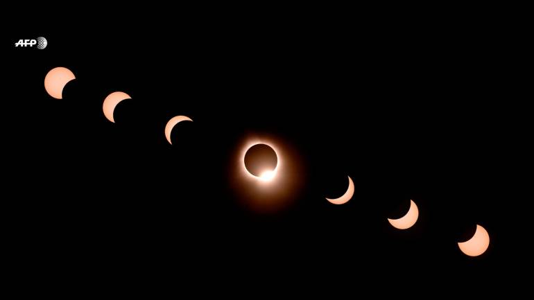 ดวงจันทร์เคลื่อนผ่านดวงอาทิตย์จนกลายเป็นวงแหวนเพชรระหว่างเกิดสุริยุปราคาเต็มดวงในเมืองบลูมิงตัน รัฐอินเดียนา