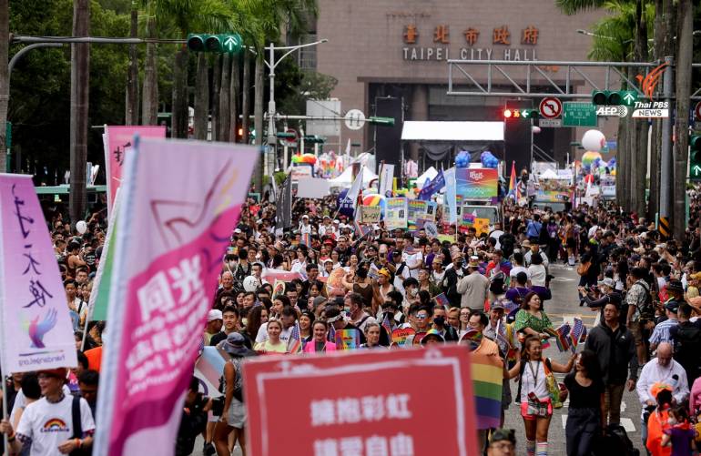 ผู้คนเข้าร่วมขบวนพาเหรด LGBTQ Pride Parade ประจำปีของไต้หวัน เมื่อวันที่ 28 ต.ค.2023