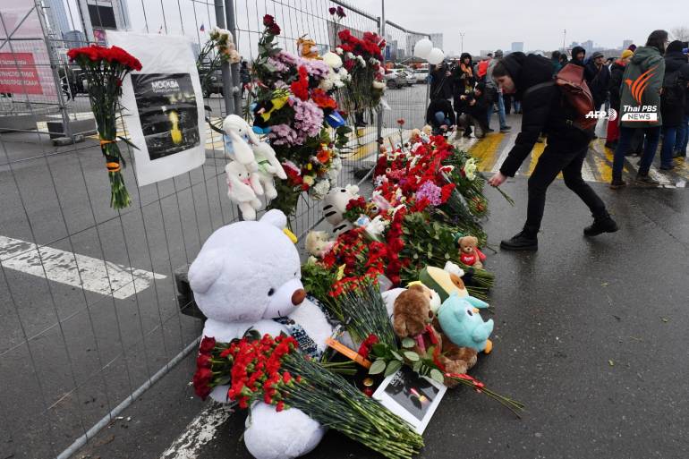 ชาวรัสเซียร่วมวางดอกไม้ ตุ๊กตาให้กับผู้เสียชีวิจากเหตุกราดยิง