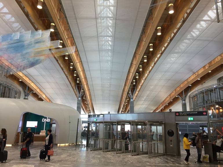 สนามบินออสโล ประเทศนอร์เวย์ ที่ตกแต่งภายในด้วยสีน้ำตาล