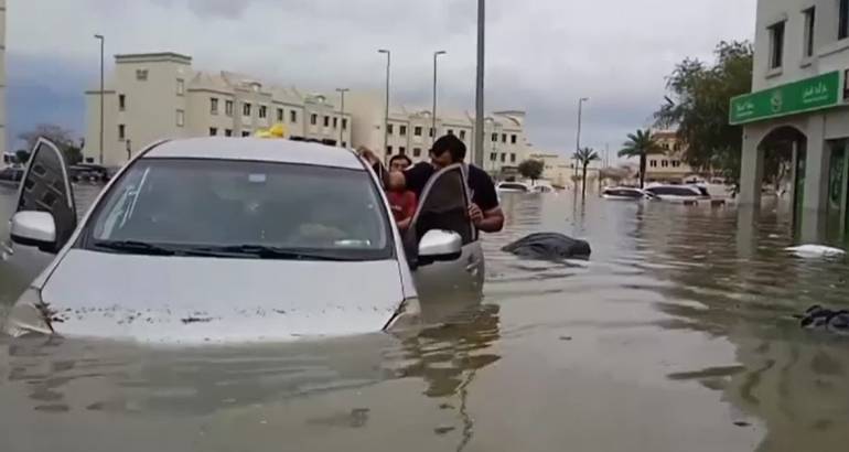ประชาชนในดูไบช่วยกันเข็นรถที่ถูกน้ำท่วม