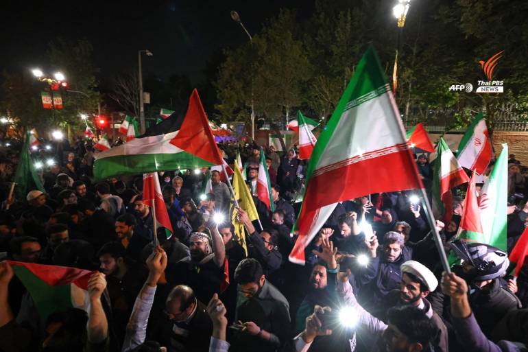 ชาวอิหร่านรวมตัวด้านนอกสถานทูตอังกฤษในกรุงเตหะราน แสดงพลังสนับสนุนปฏิบัติการโจมตีตอบโต้อิสราเอลของอิหร่านในครั้งนี้