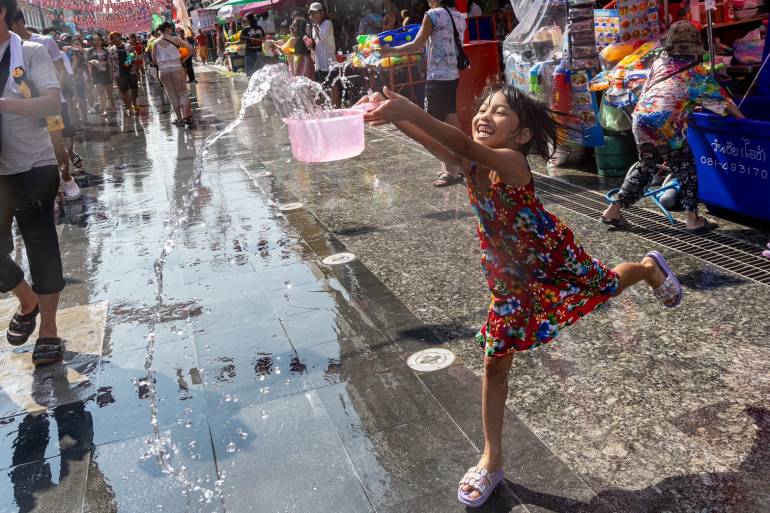 เด็กน้อยเล่นสาดน้ำในวันสงกรานต์ 2567 