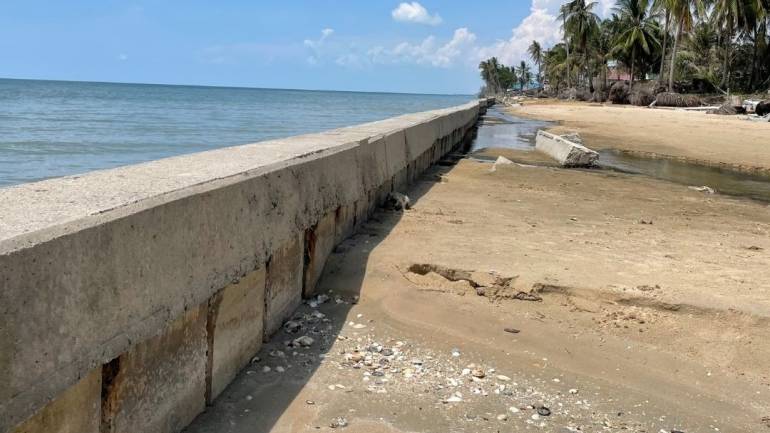 Beach for life สำรวจความเสียหายกำแพงกันคลื่นที่พบสร้างปัญหากัดเซาะรุนแรง